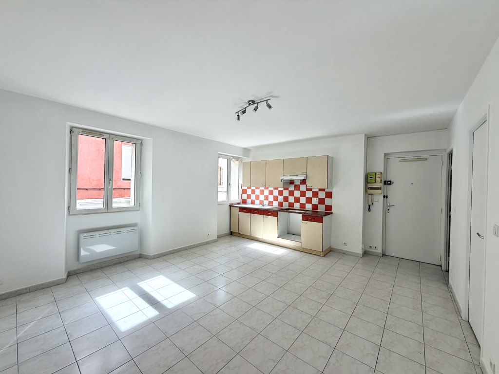 EXCLUSIVITE : BEAU TYPE 2 TRAVERSANT EXCLUSIVITE : BEAU TYPE 2 TRAVERSANT